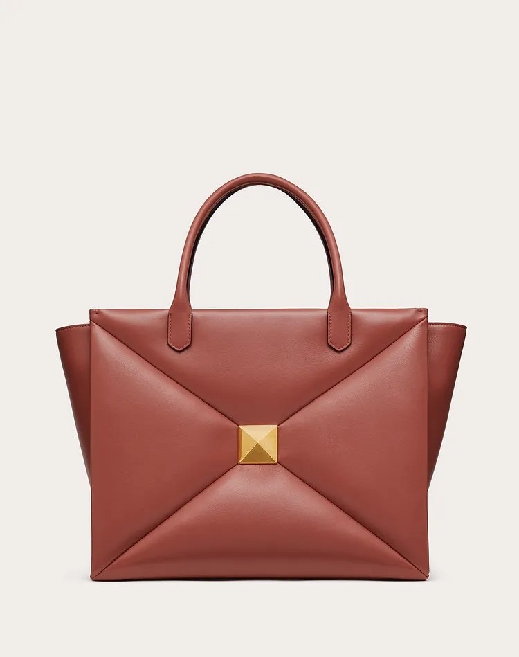 大尺寸的Large One Stud Nappa Handbag 。
