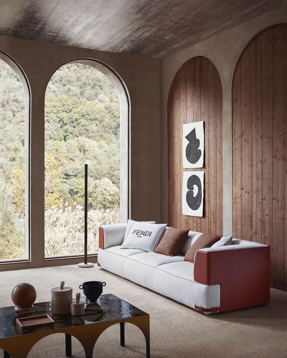 在佳節時刻，FENDI也推出許多居家娛樂的單品。