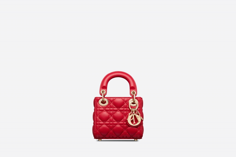 換上聖誕紅色新衣的Micro Lady Dior Bag。