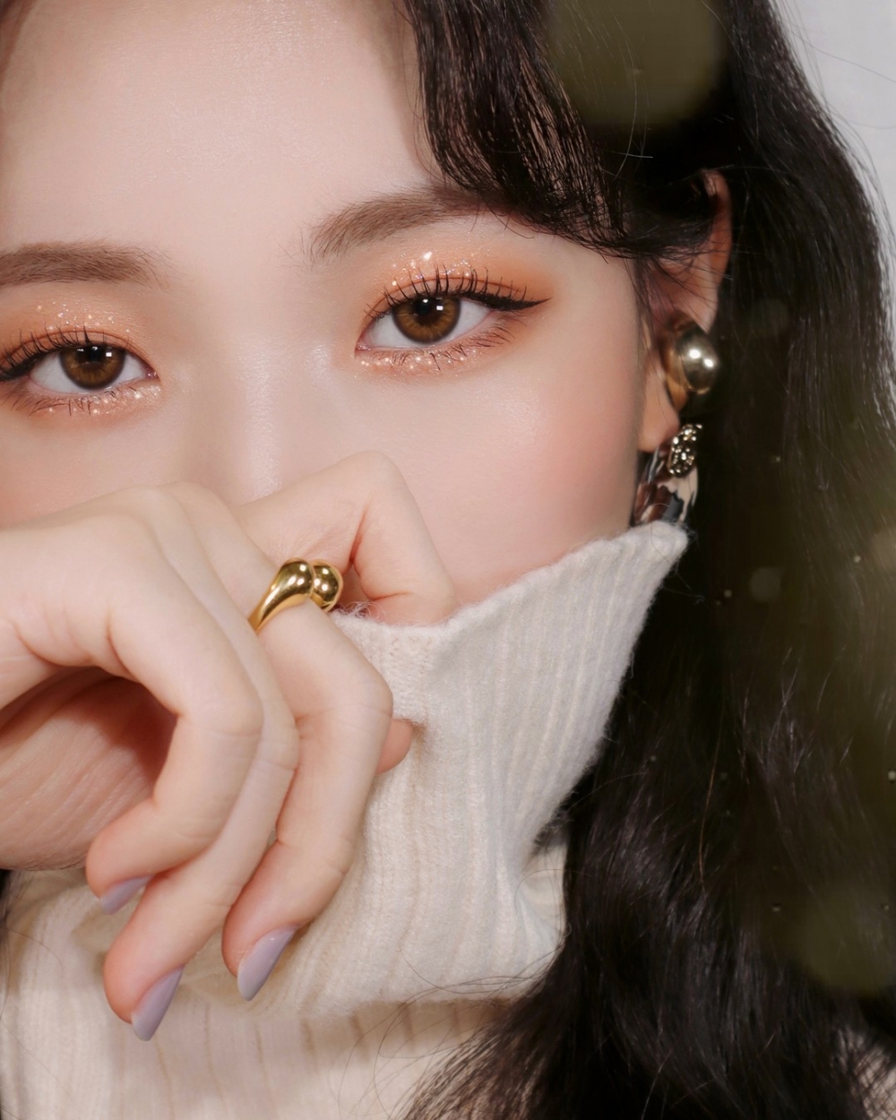 點綴眼影中央以及臥蠶