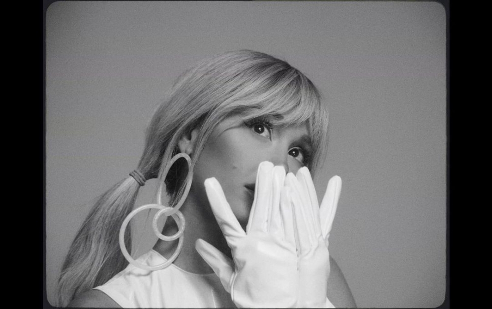 低雙馬尾的造型，少女感十足。