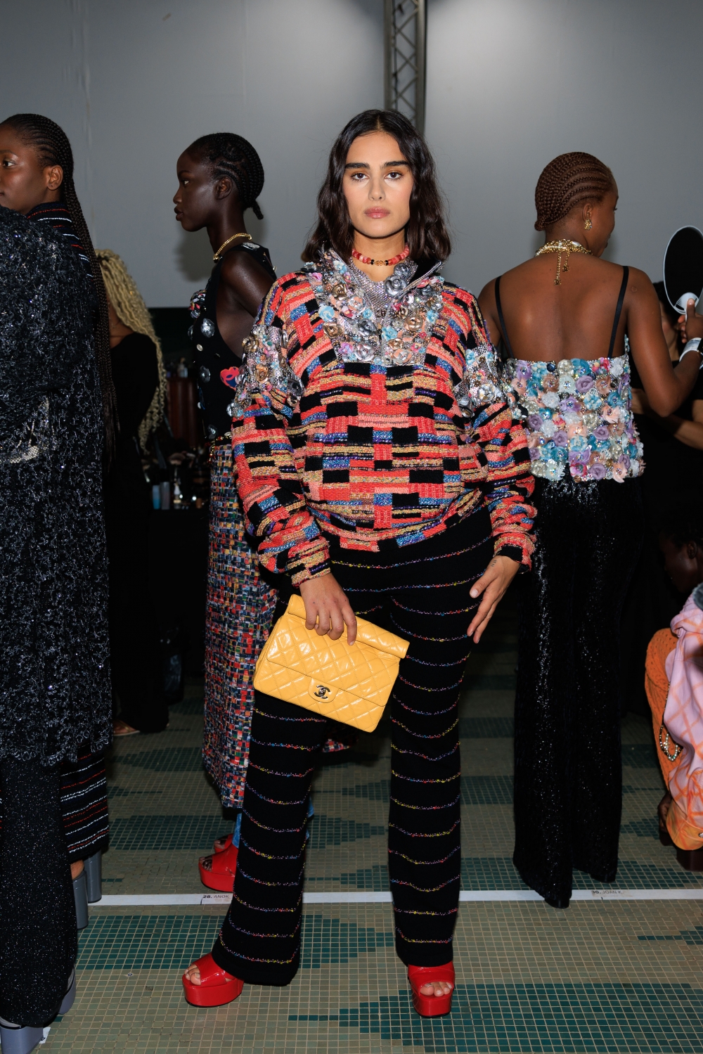 不同造型的手拿包一同登場。