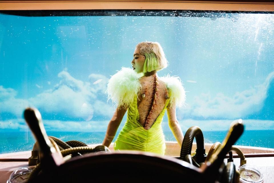 奇譎前衛的尖刺魚骨特殊化妝打造浪漫、前衛又怪誕的婚紗風貌