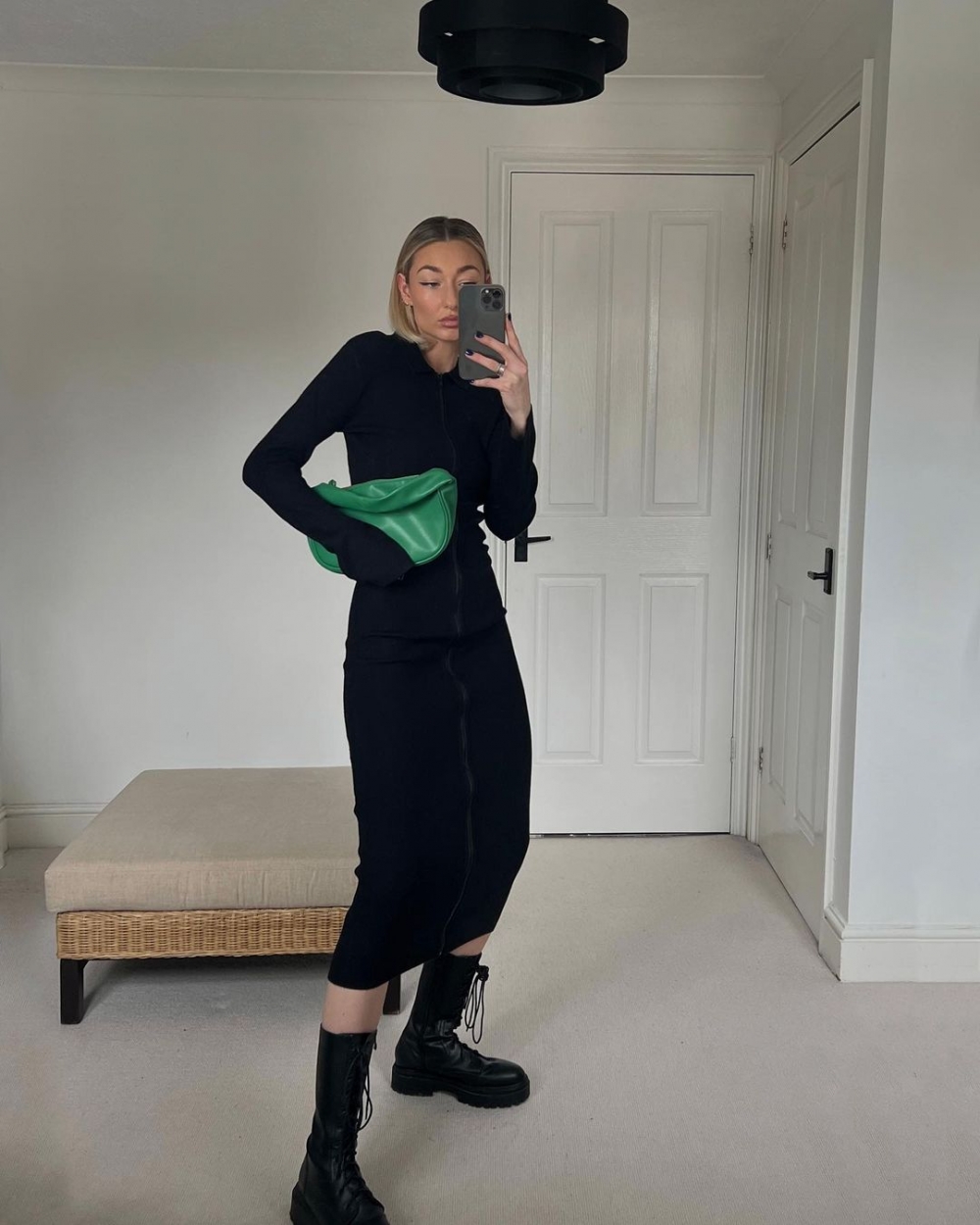 緊貼合身的優雅連衣裙。