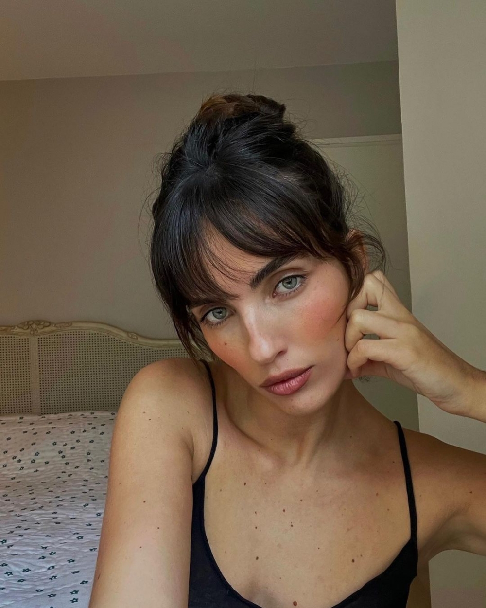 強調濃密眉毛,省略帶有魅惑感的眼線