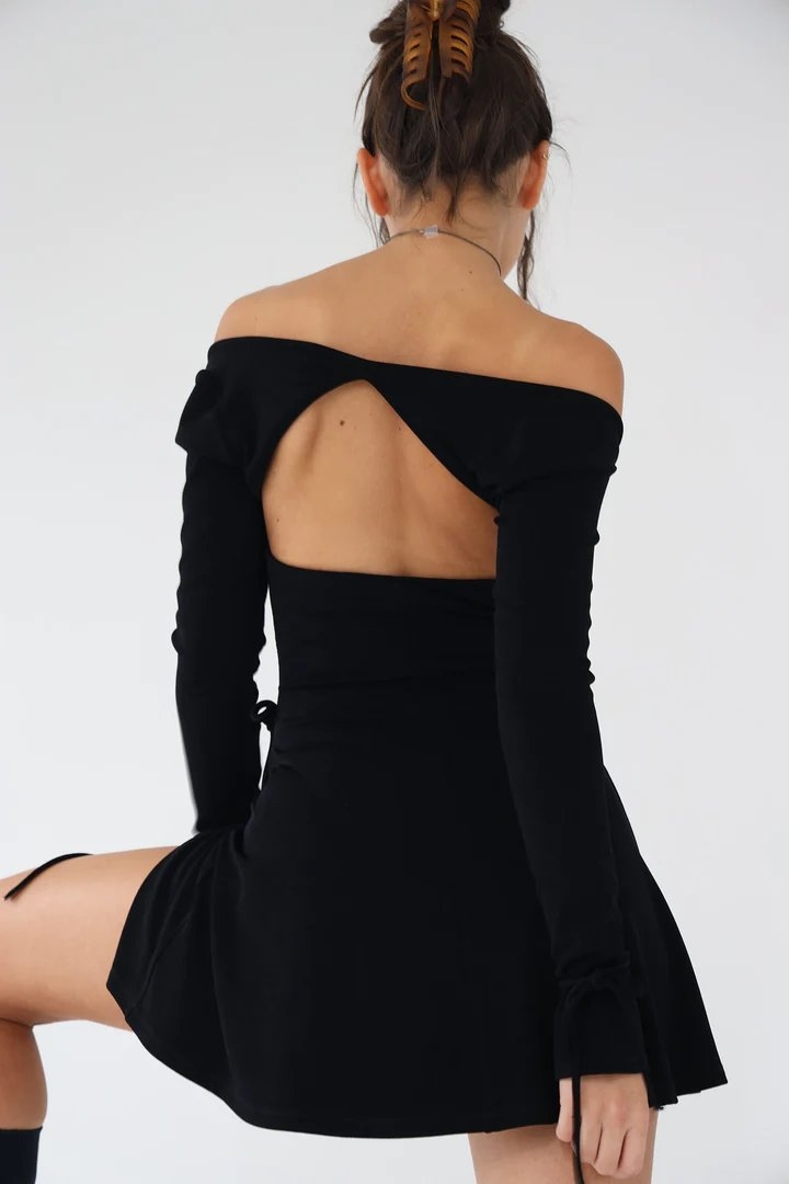 背面還有露背的設計,性感小心機。