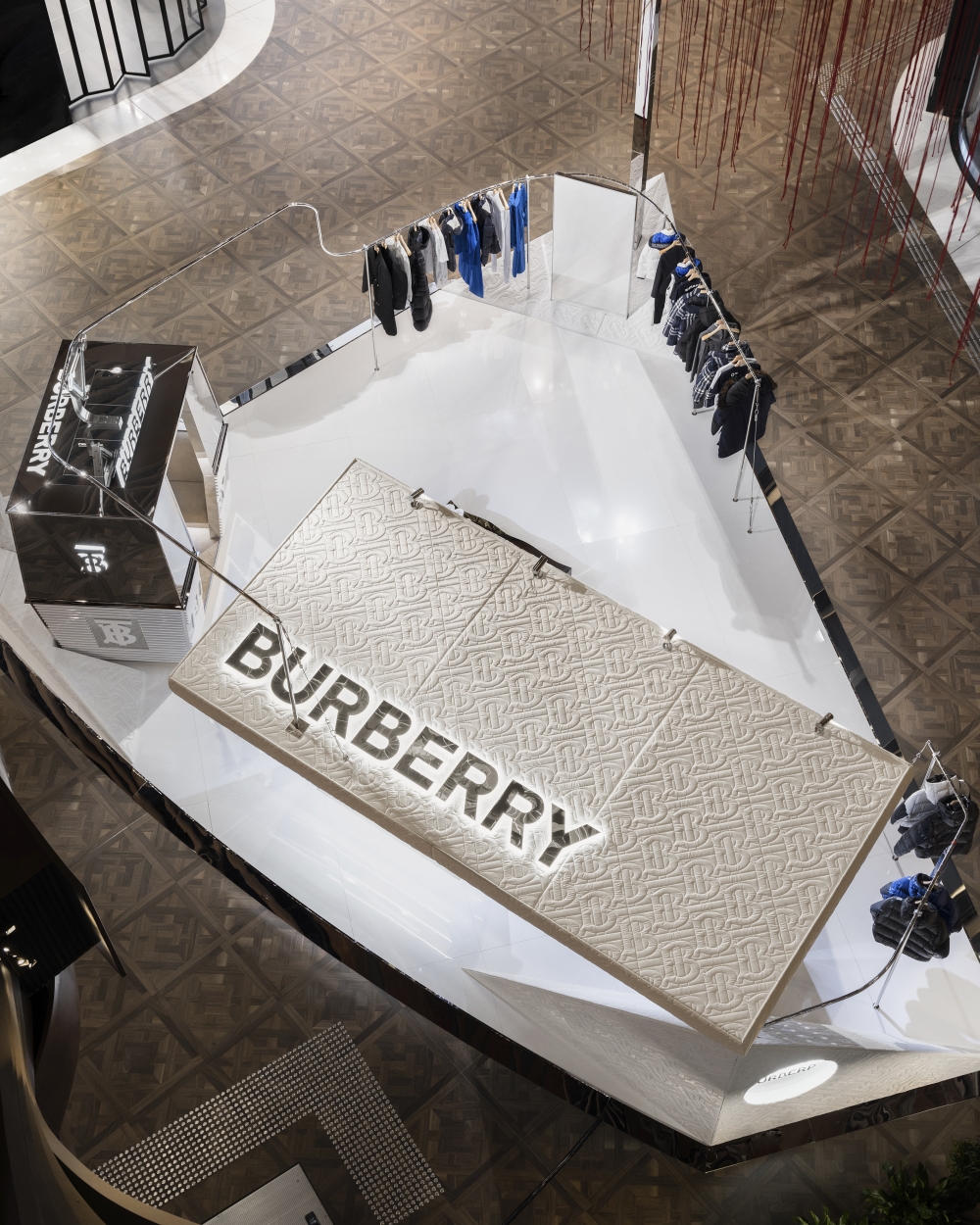 讓你可以在嶄新的裝潢中挑選單品。