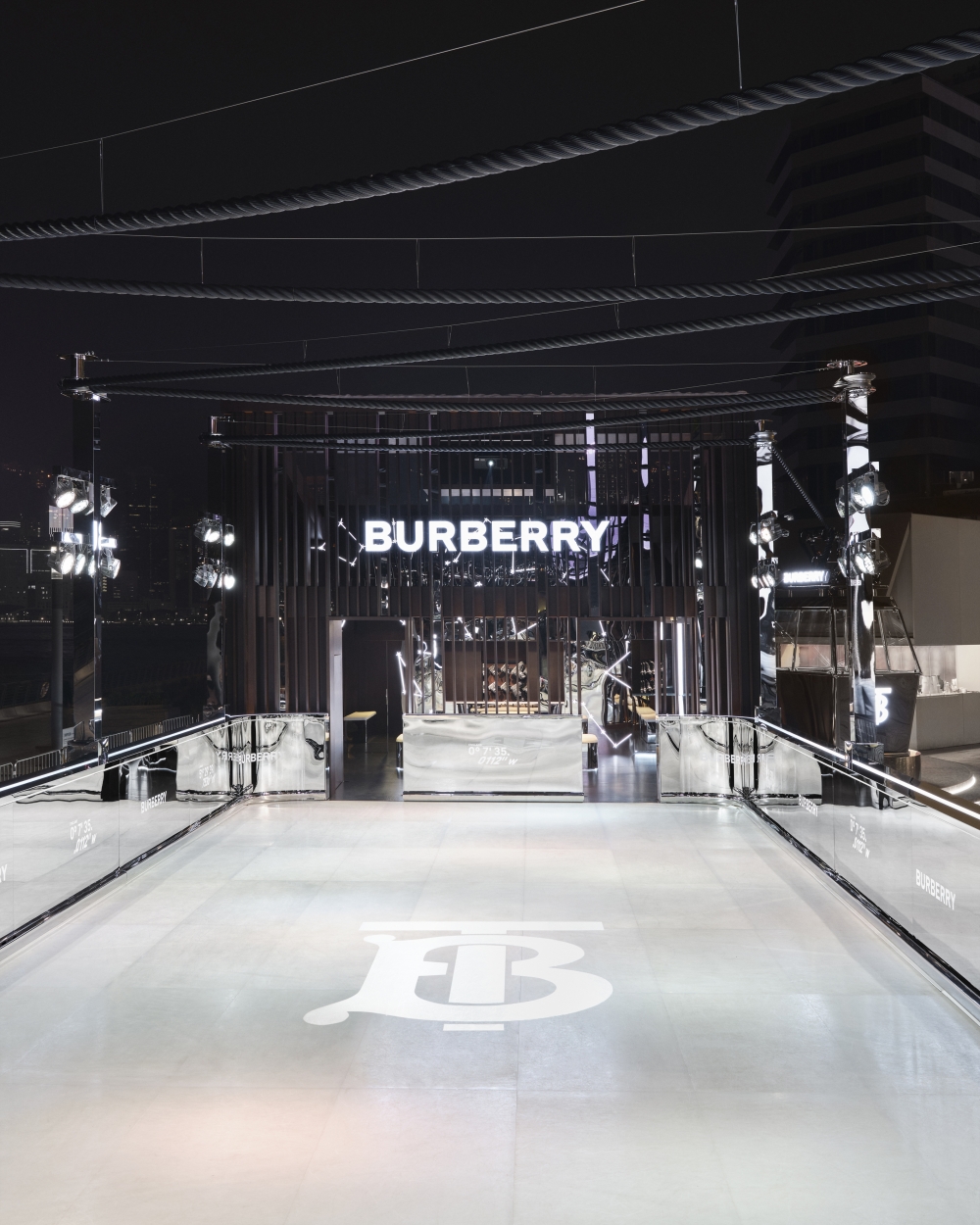 Burberry打造全球首個Alpine溜冰場。