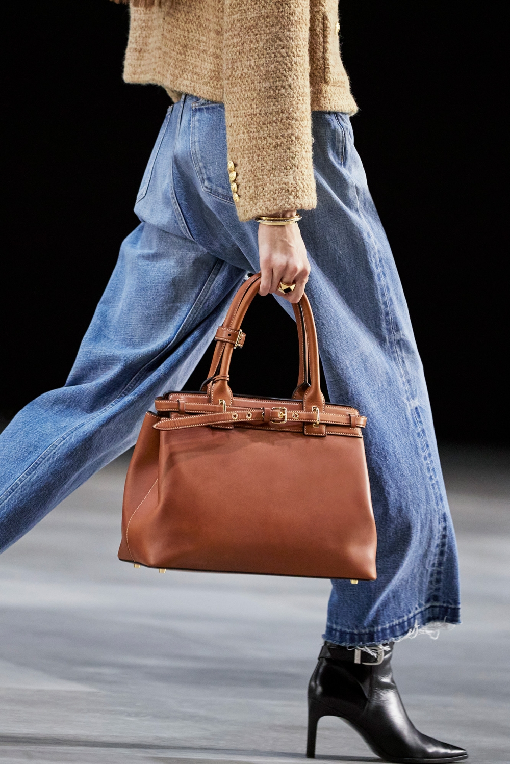 模特兒演繹CELINE Conti Bag。