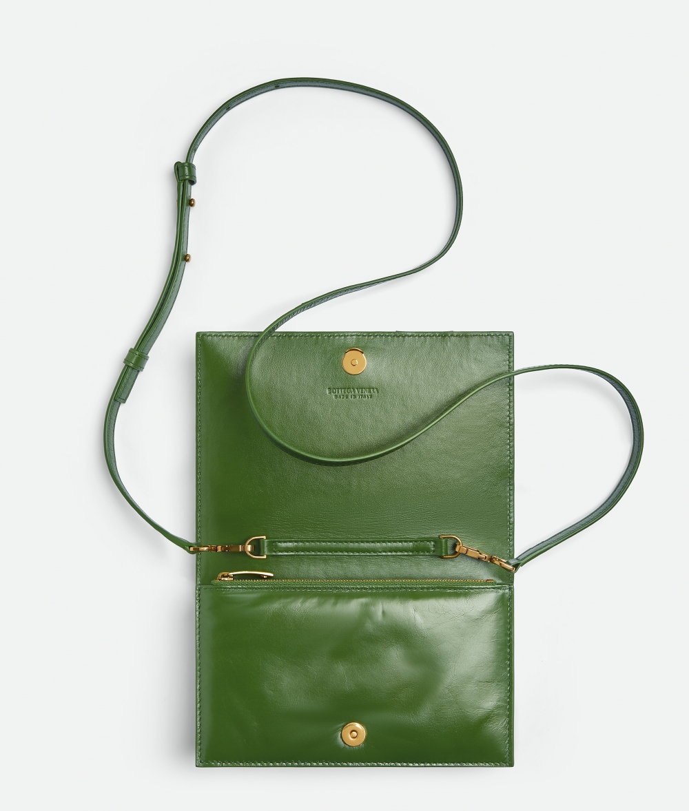 內部則含有1個主隔層、6個卡槽。