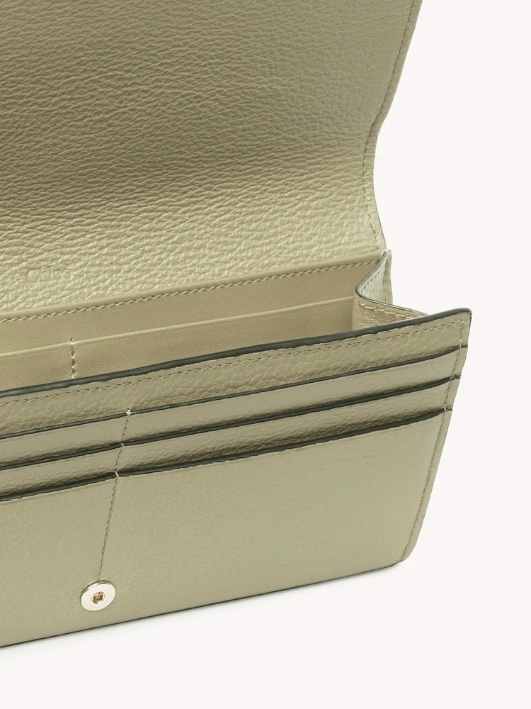 長銀包有多個卡片夾層的設計。