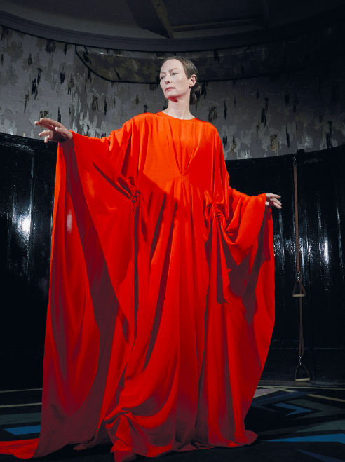 她在電影《Suspiria》裡的造型。