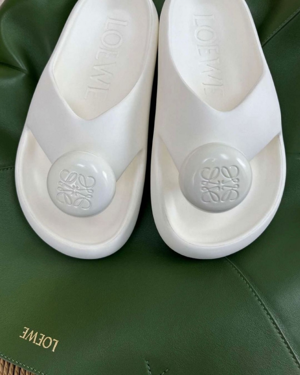 中心腳趾間刻畫LOEWE Logo。