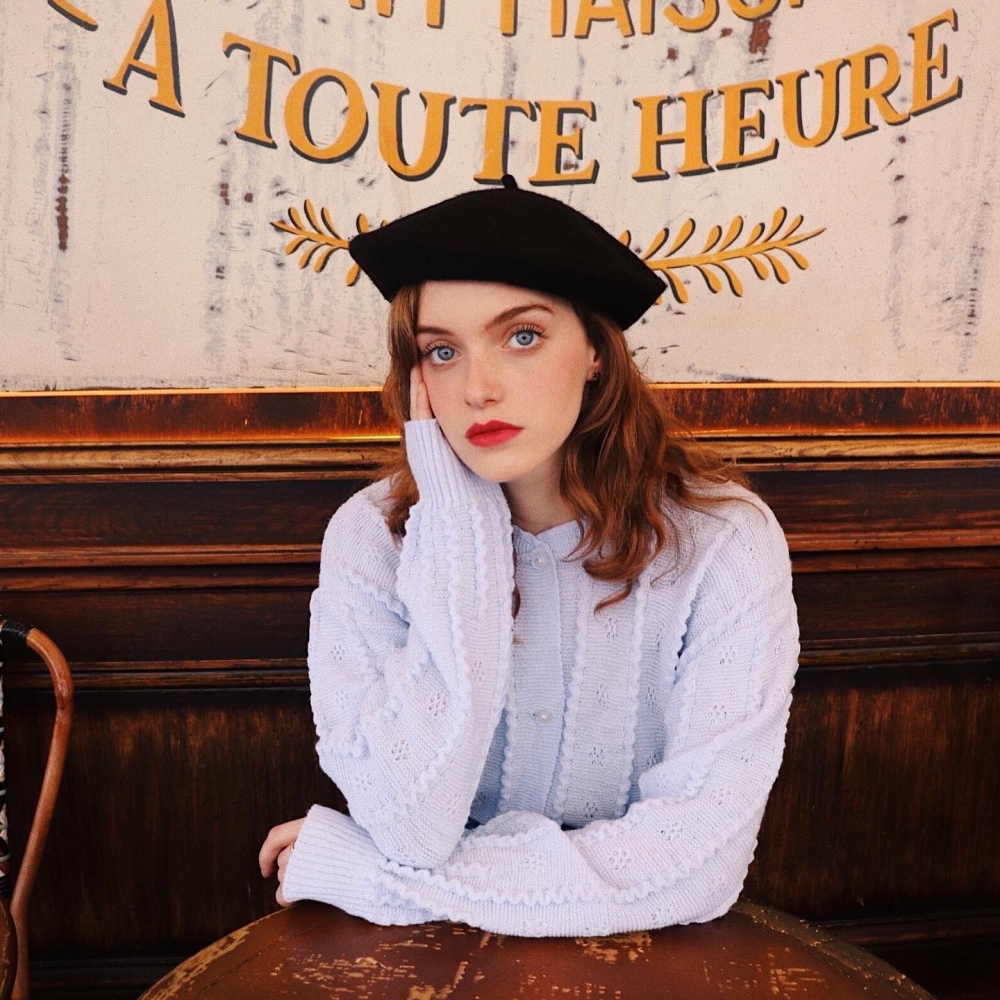 搭配宛如玫瑰花色調般的鮮豔紅唇