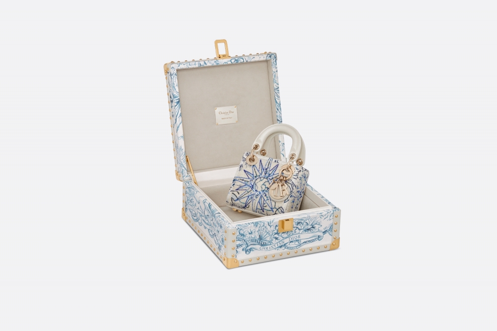 可以收納一個微型Lady Dior手袋