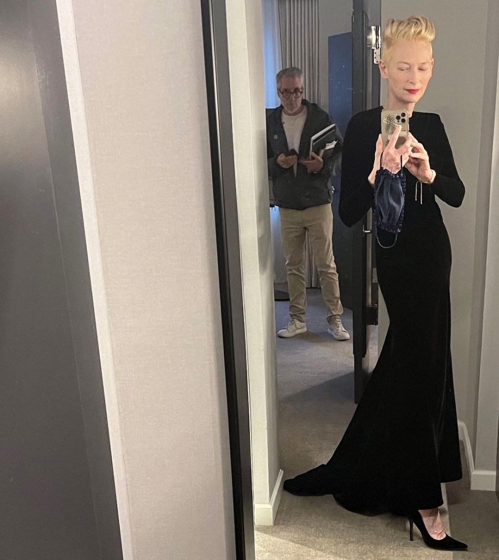 優雅長禮服更是完美駕馭。