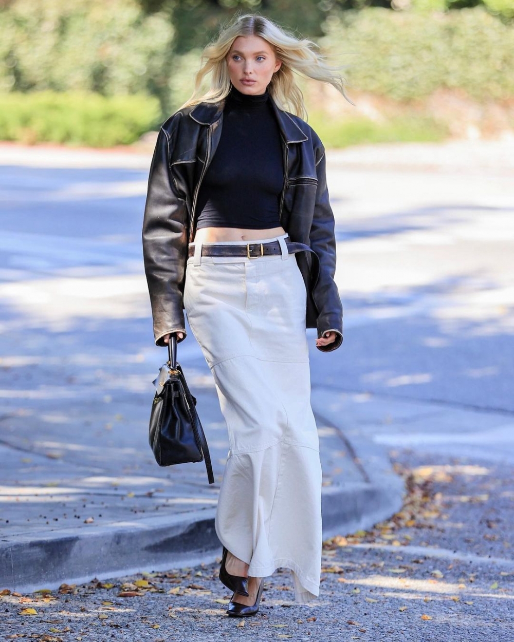 短版上衣，讓腰部曲線能突顯。