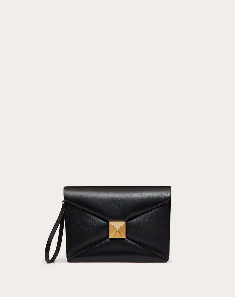 黑色款式的One Stud Nappa Clutch 。