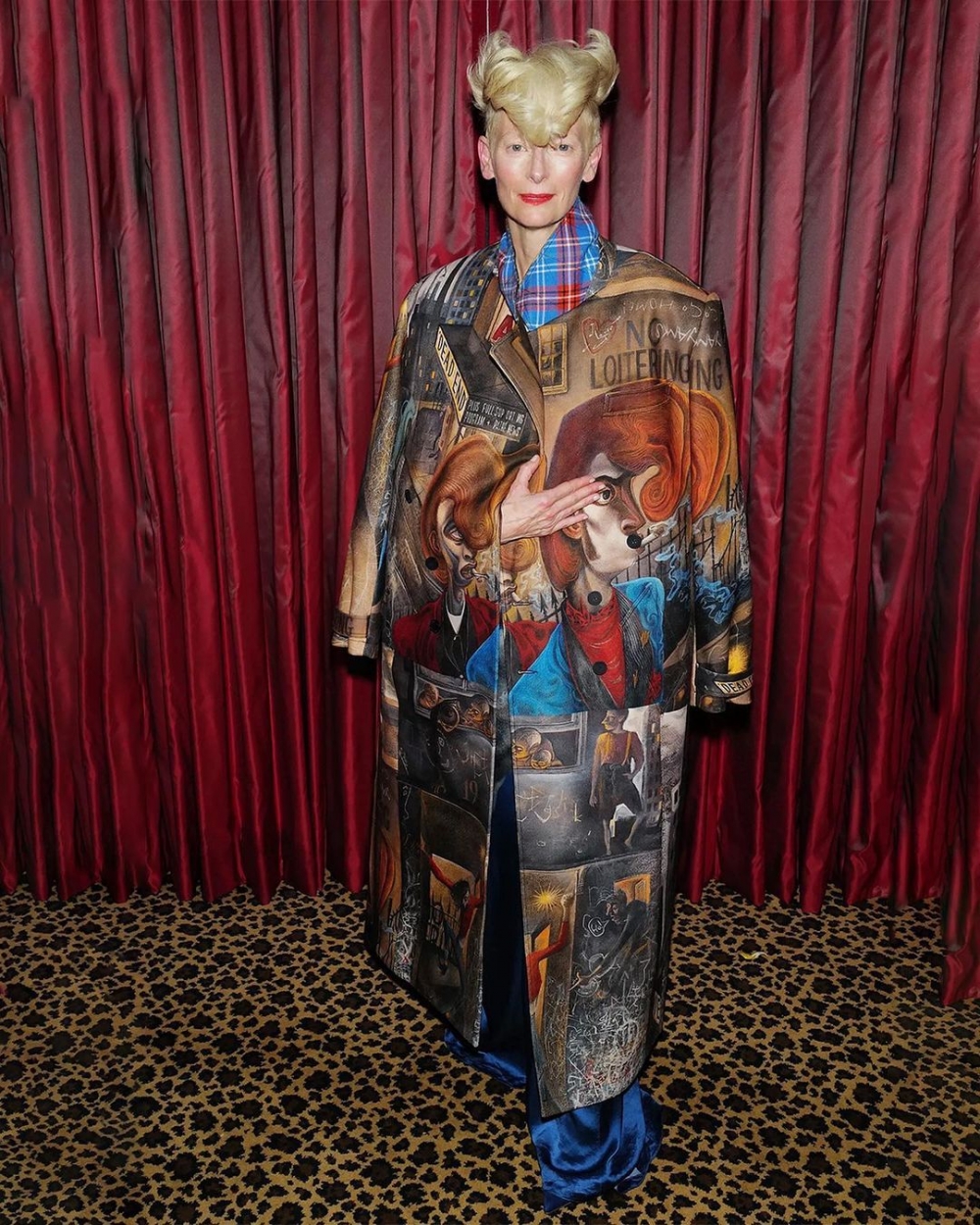 搭配上外套的造型也非常時髦。