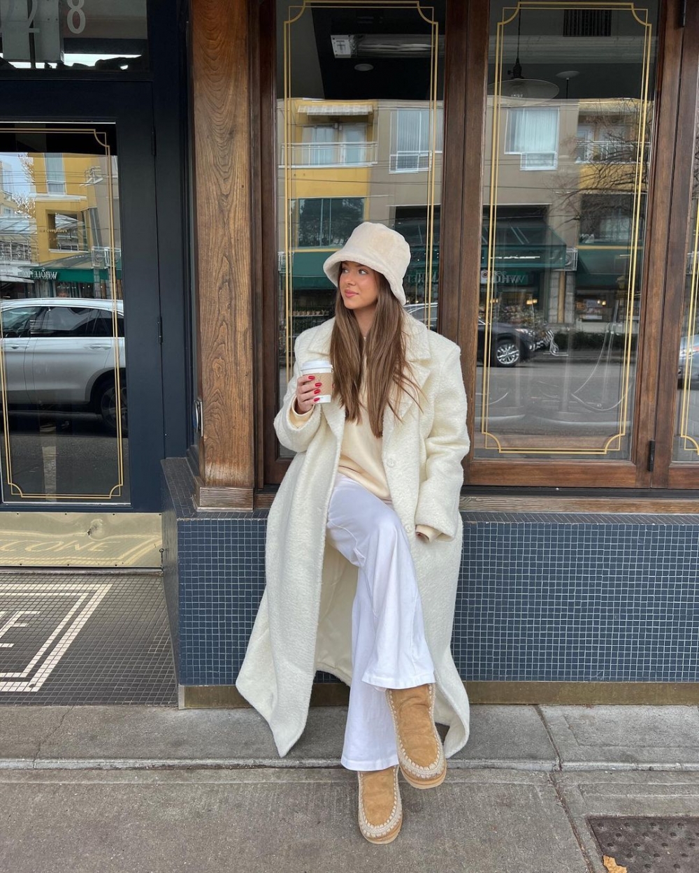 時尚達人Sophie Suchan以白色與米白來搭配。