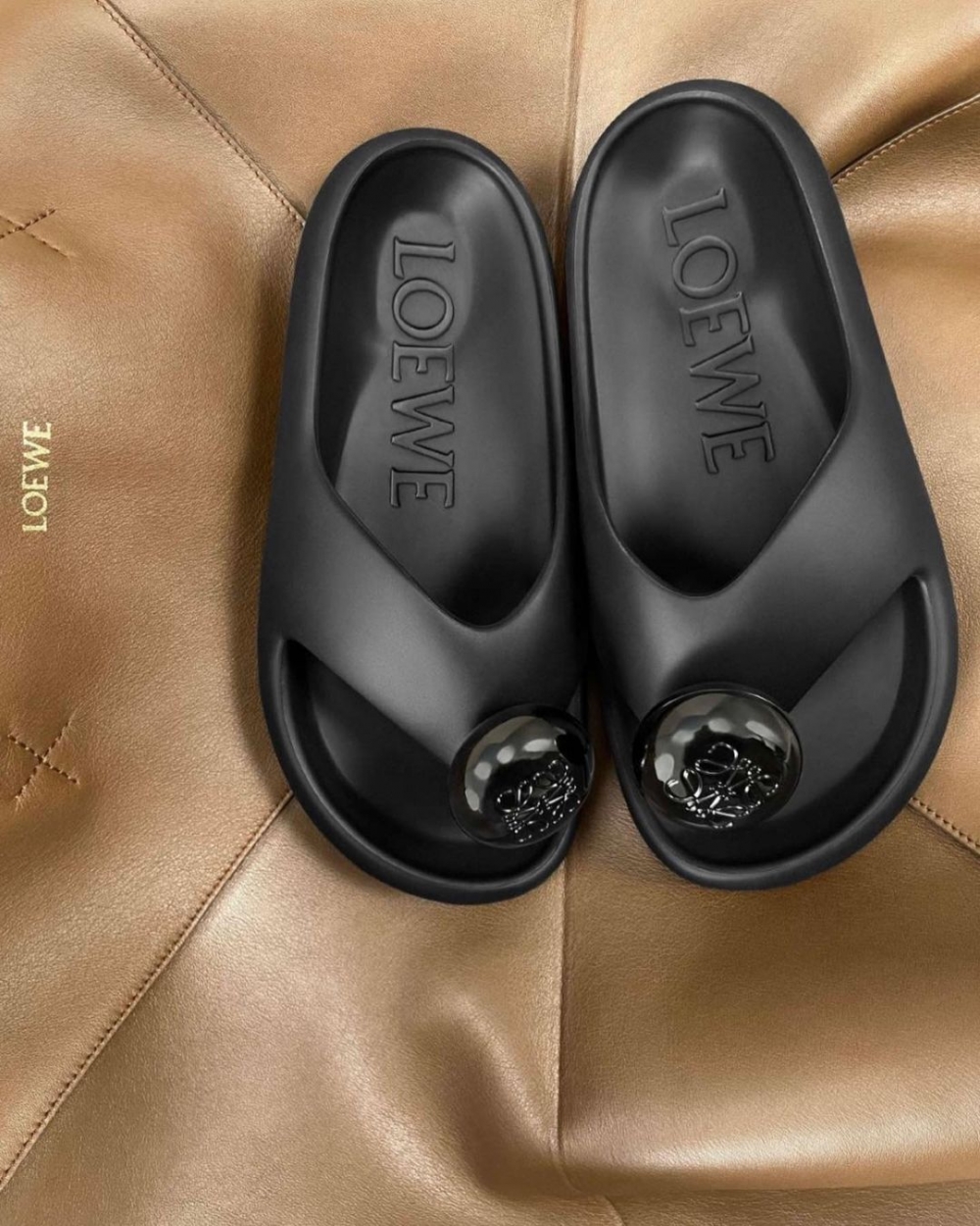 夾腳涼鞋再次以各種新奇設計打開時尚迷眼界。