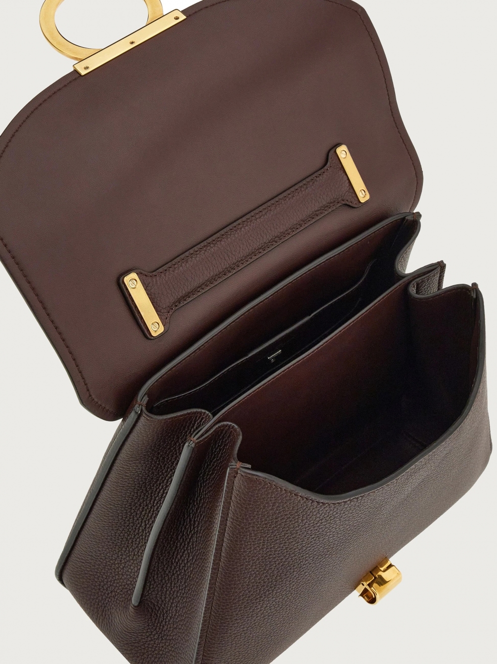 內部設計具有3個隔層。