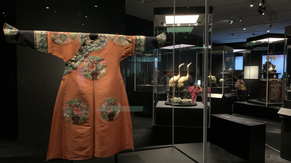 堆綾杏黃色八團荷花紋女單吉服袍,清 雍正(1723 -1735),展廳5 ©故宮博物院