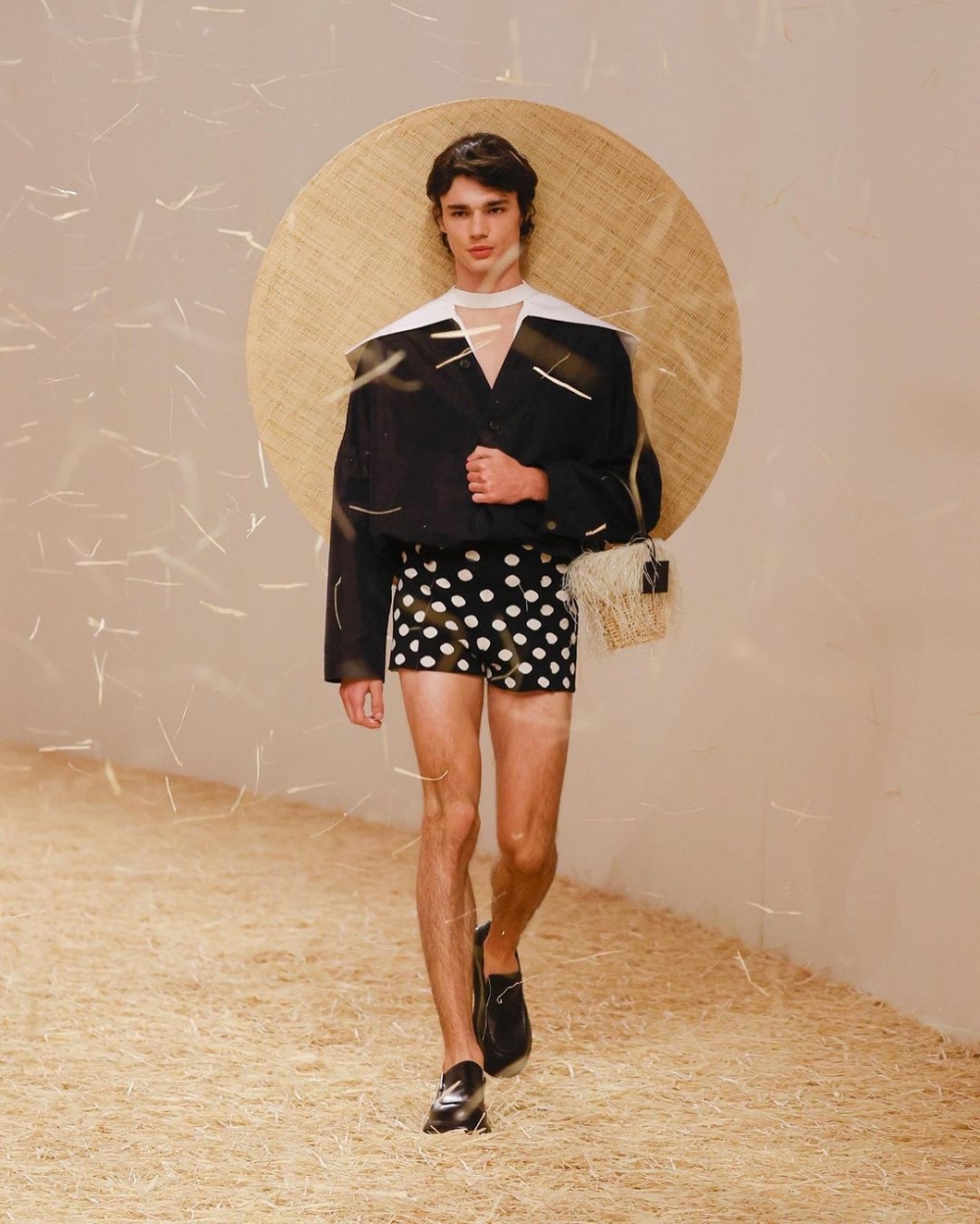 有著拉菲草點綴的手提包。