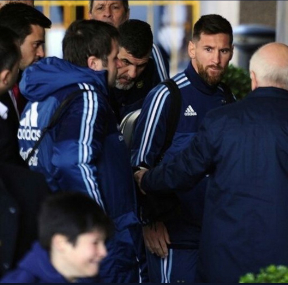 當時美斯被捕捉到的表情。