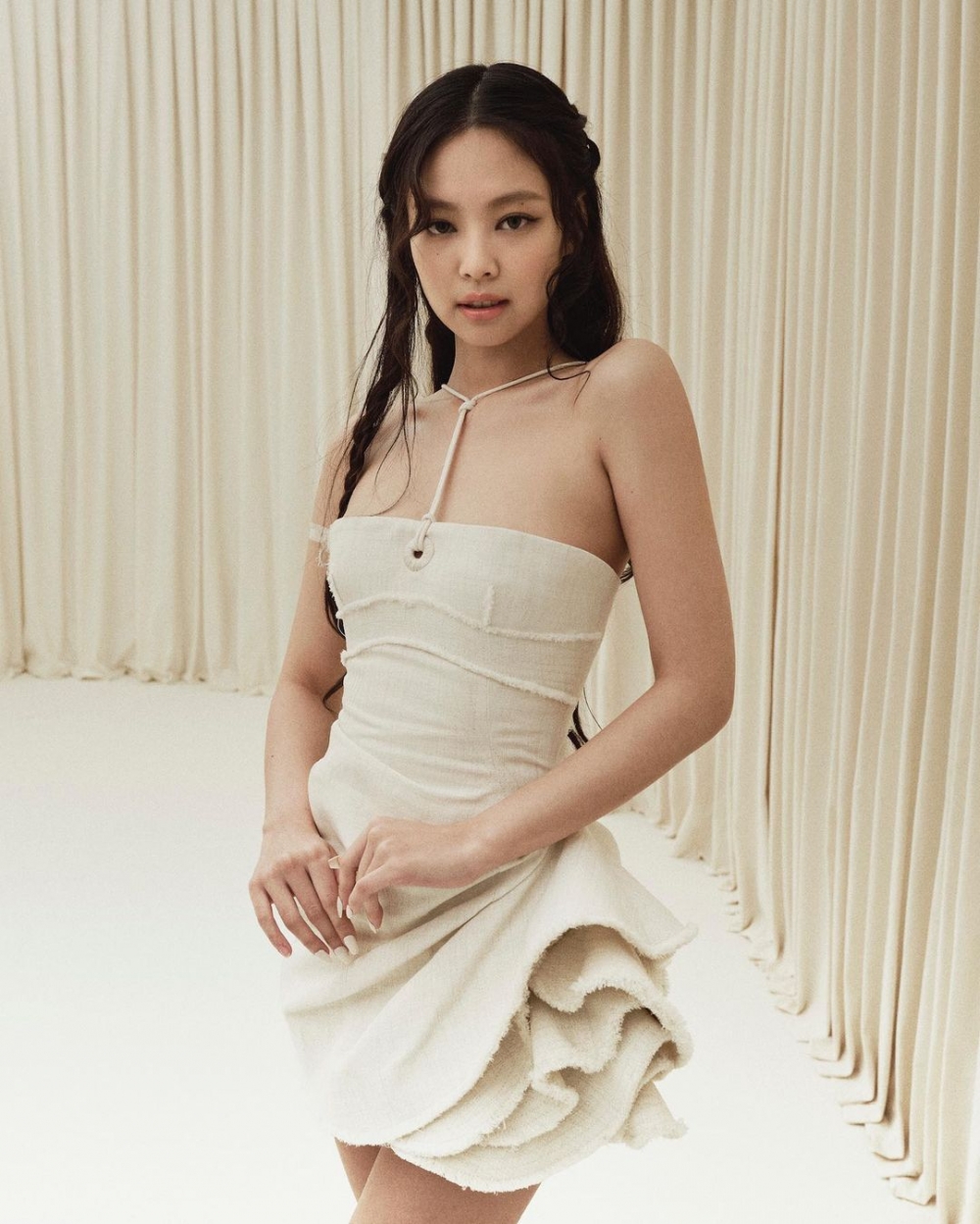 Jennieu身穿米白平口洋裝出席觀秀。