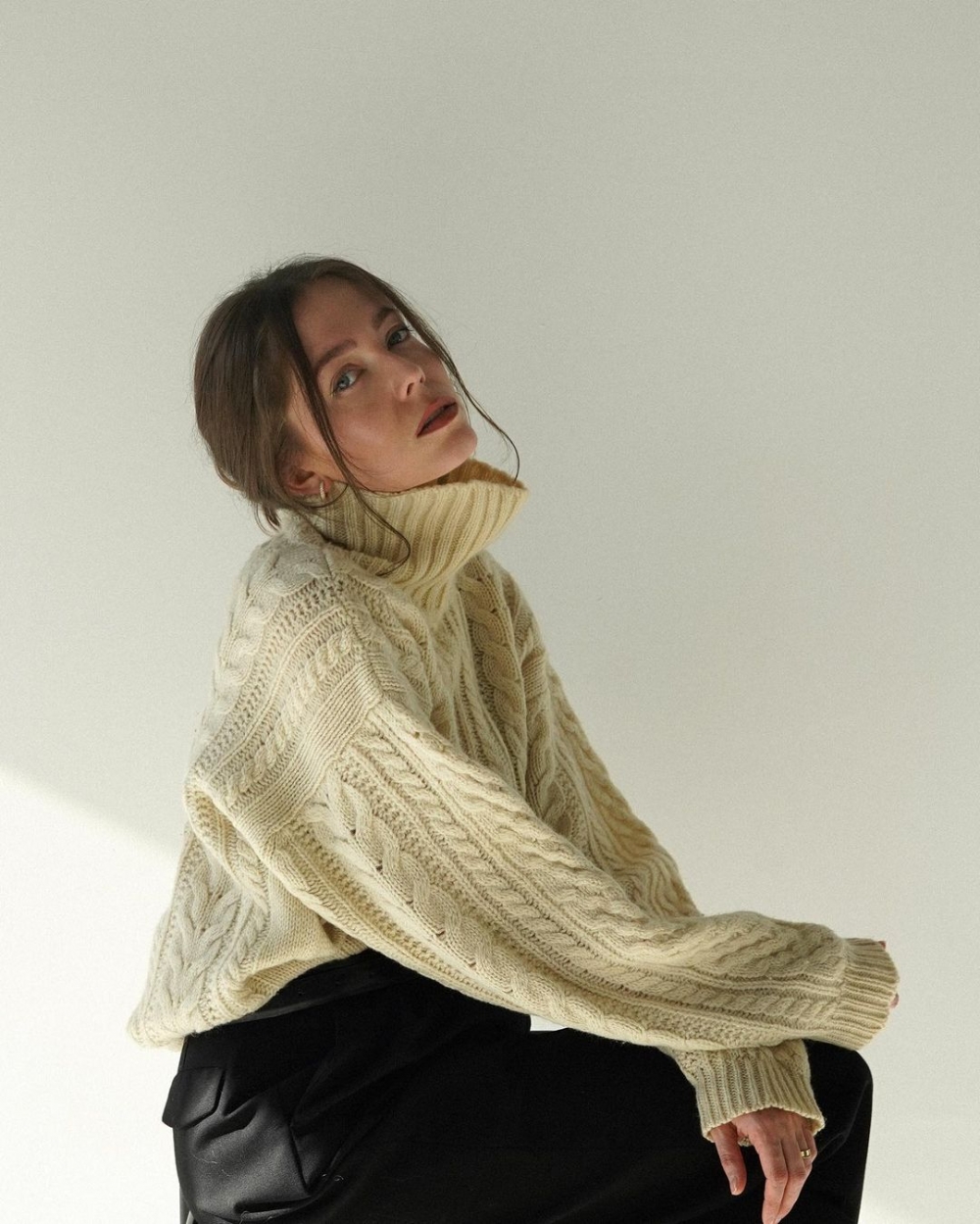 在寒冷的冬天,你也可以搭配保暖的高領毛衣。