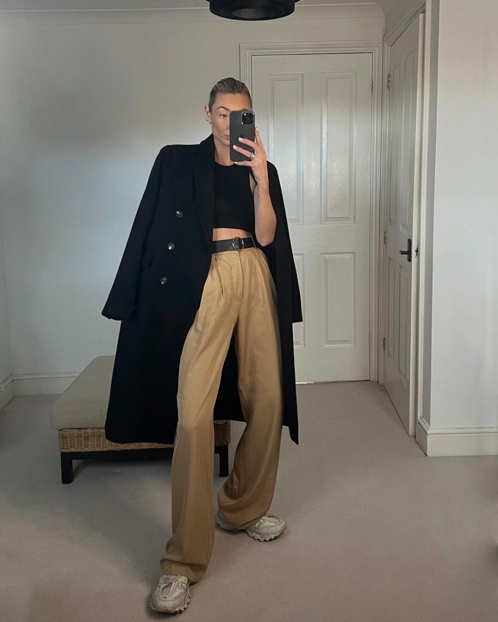 黑色大衣搭配寬鬆長褲。
