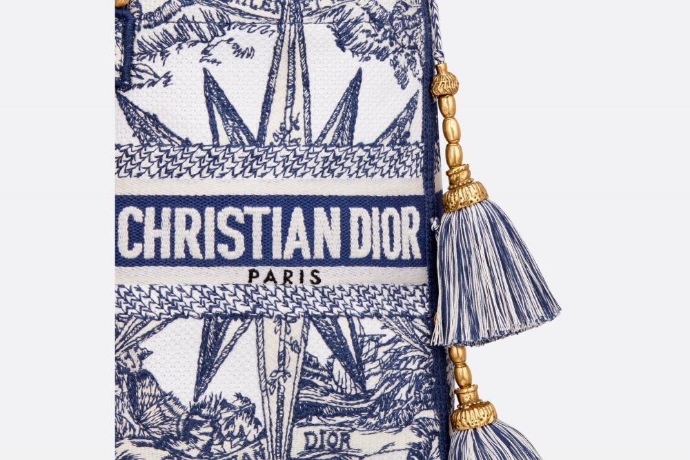 動感優雅並蓄的藍白絨球