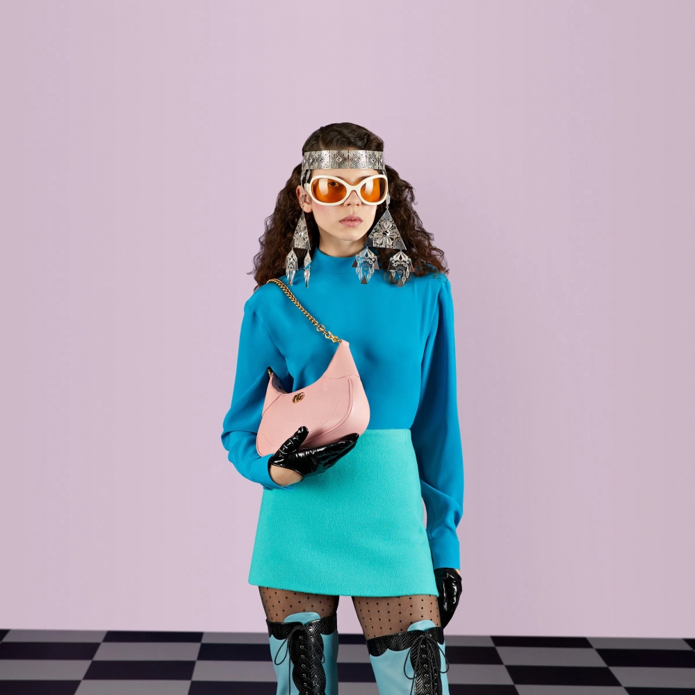 模特兒演繹Gucci Aphrodite Medium Shoulder Bag。