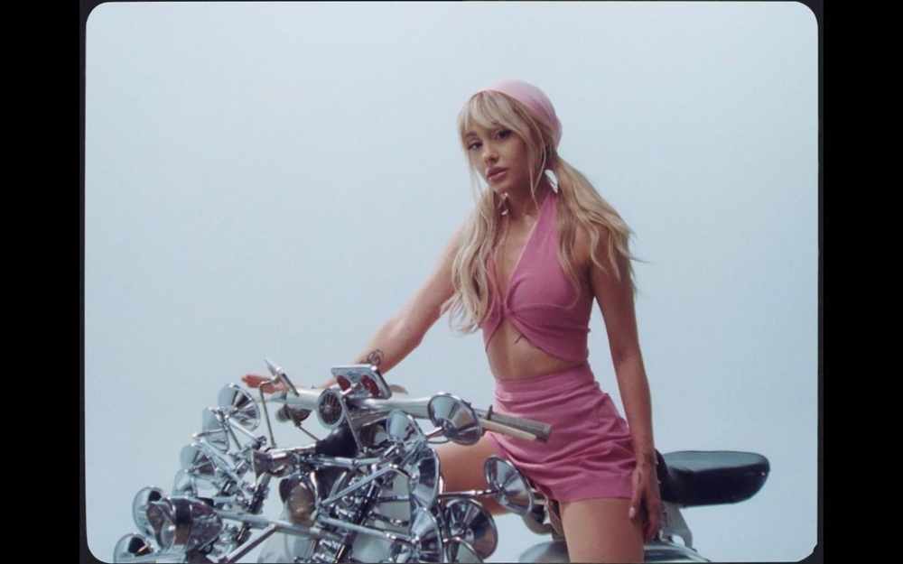 她換上可愛雙馬尾的造型。