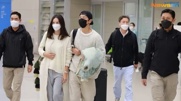 兩人大方在機場被拍攝。