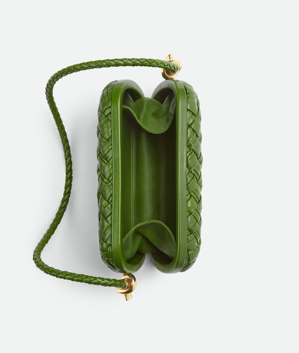 小而緊密的Intrecciato編織打造。