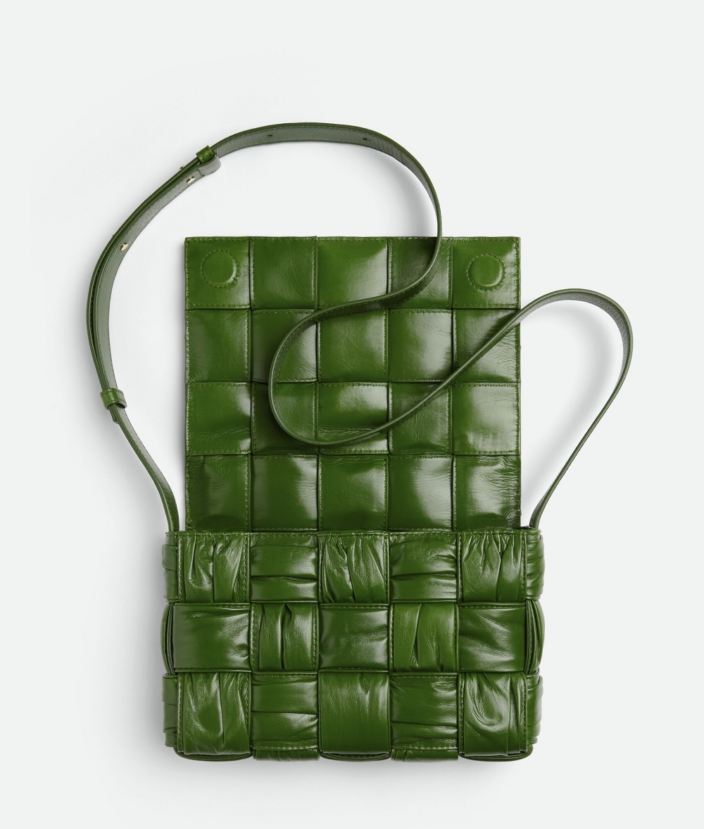 新色換上迷人鮮豔的牛油果綠。