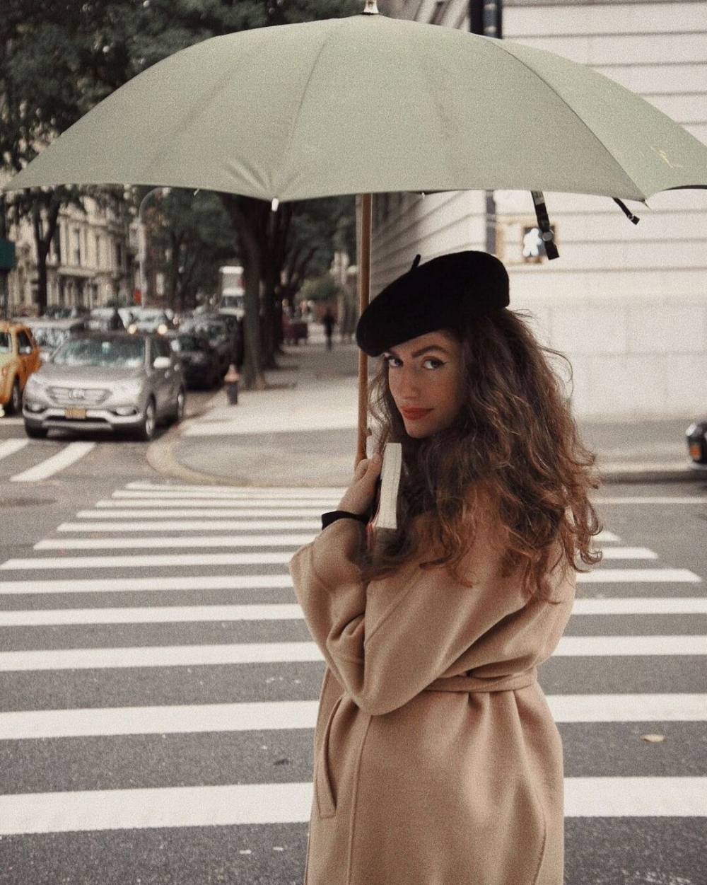 在戴帽子時不會刻意將頭髮收攏至後方