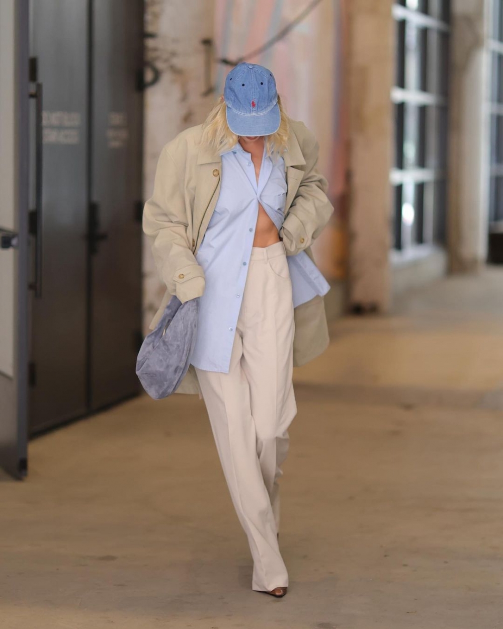 襯衫以多層次方式搭配。