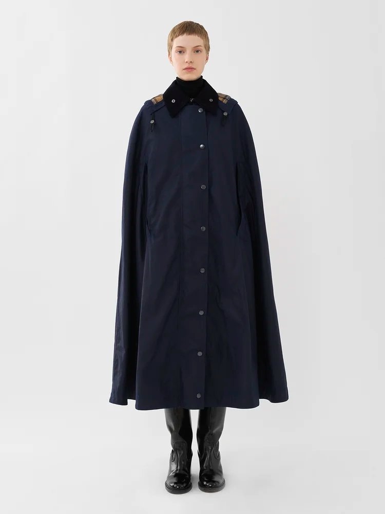 有著斗篷設計的Barbour for Chloé "Hadrien" Long Cape。