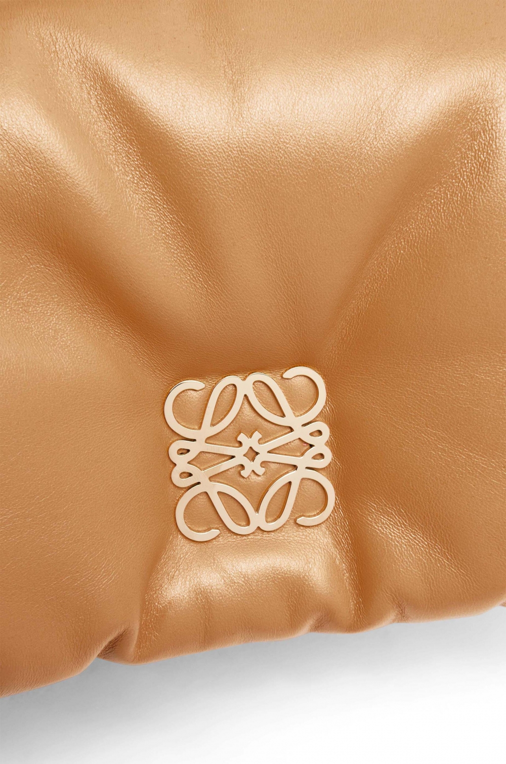 高度辨識度的金屬LOEWE Anagram。