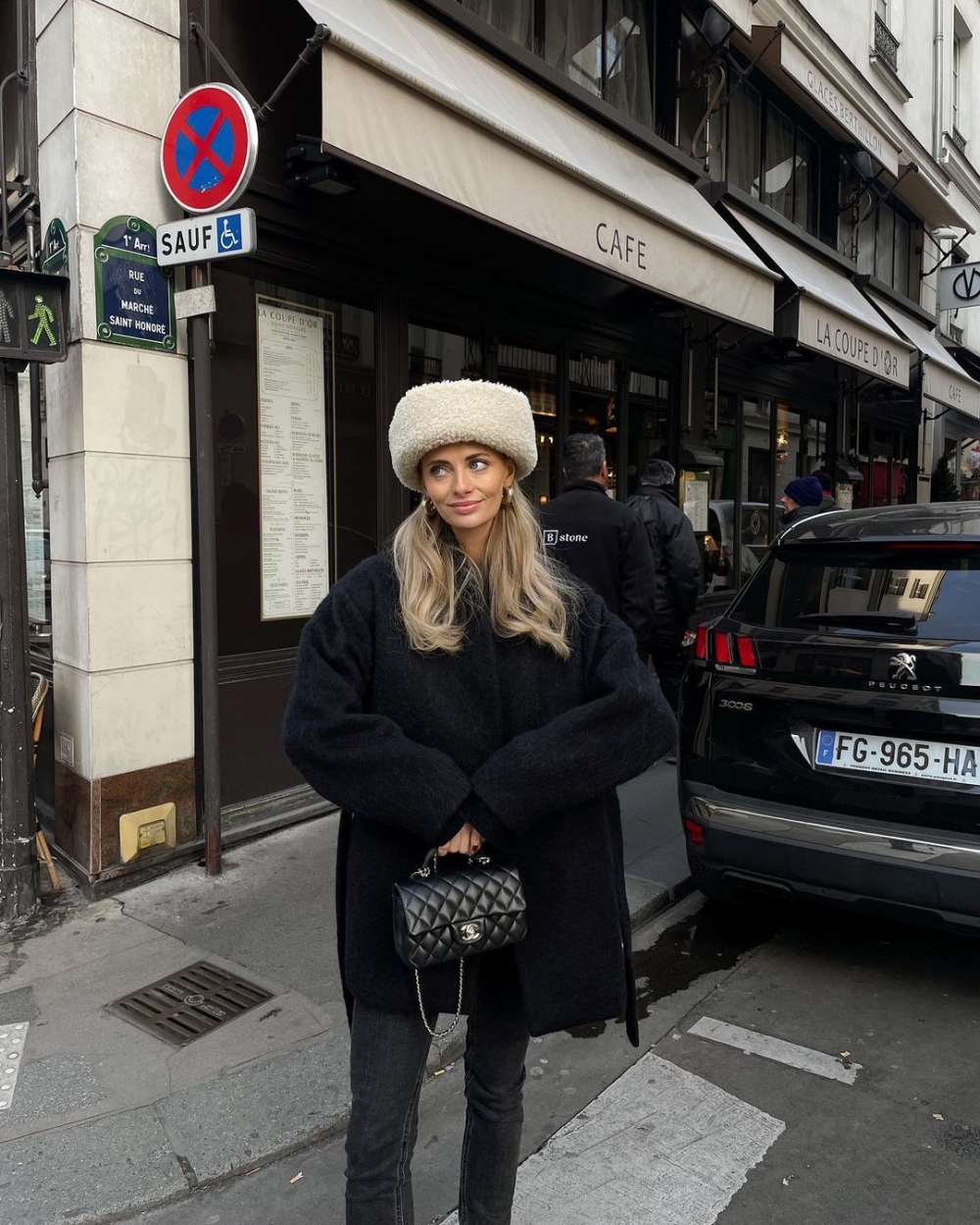 Sofia Ruutu將毛毛帽搭出優雅氣質。