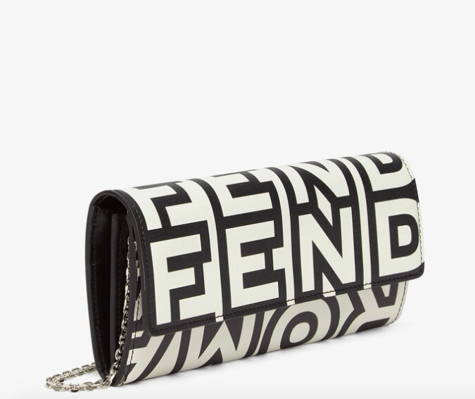 本次一起登場的FENDI Roma Continental with Chain。