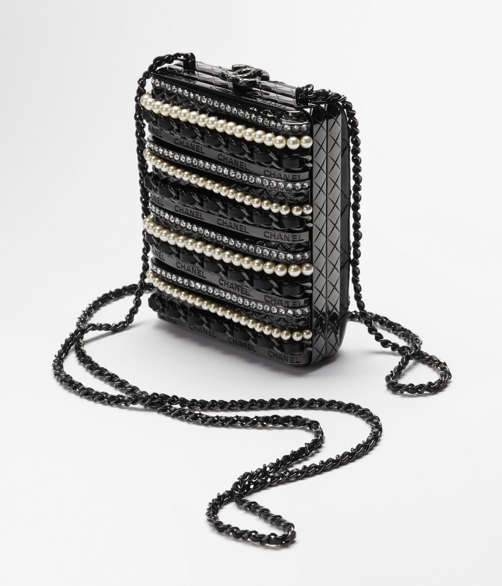 在金屬編框處呈現品牌菱格紋刻痕