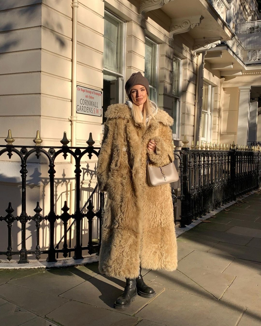 許多時尚博主都對這款手袋愛不釋手。