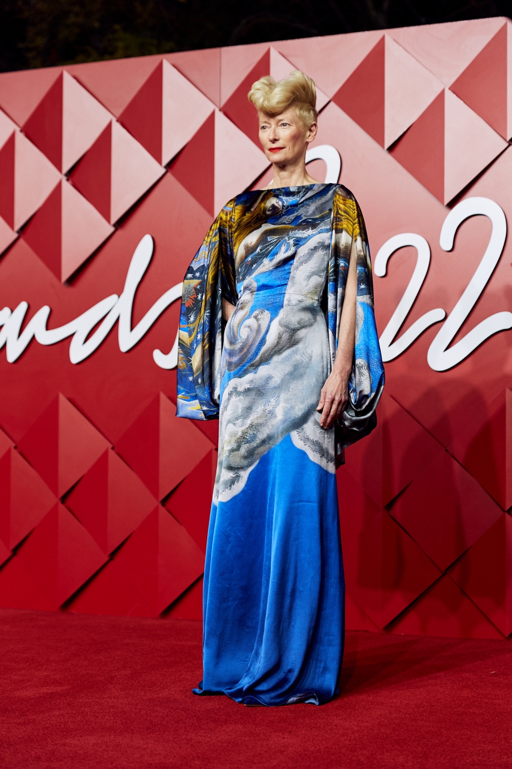 在這次的2022 The Fashion Awards上,她的服裝非常吸睛。