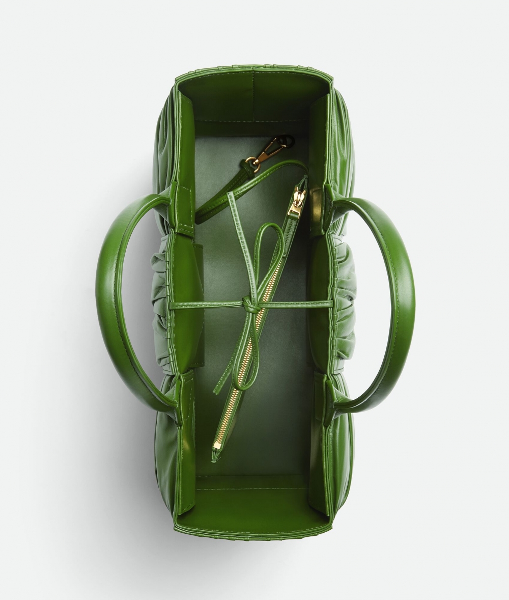 傳統編織工藝製作而成。