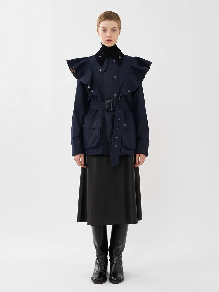 背面設計也相當時髦有造型。