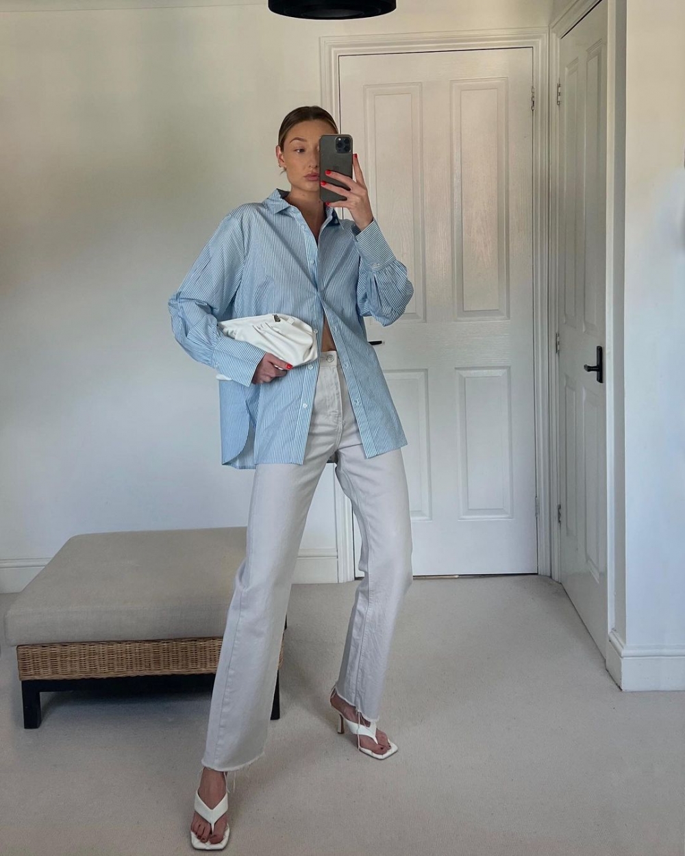 寬鬆襯衫搭配牛仔褲。